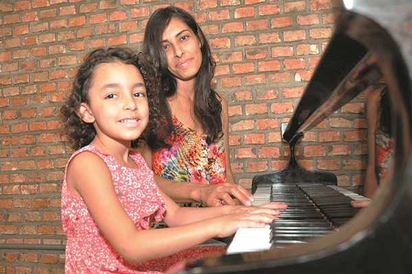 Maria Eduarda, de 5 anos, com a mãe, Fabrícia Chaves: desde pequeninha ela faz aulas no projeto de musicalização da UnB e adora tocar piano e cantar (André Violatti/Esp.Encontro/DA Press)