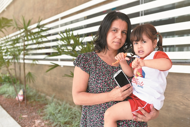 A engenheira Luciana Gomes da Rocha, mãe de Bárbara Rocha, tem uma rotina pesada e se incomoda com o excesso de mensagens: 'Já cheguei a receber 300 em uma só manhã' (Raimundo Sampaio/Esp. Encontro/DA Press)