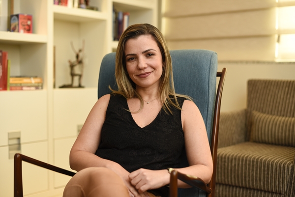 A psiquiatra Helena Moura lida com jovens dependentes químicos e recomenda atenção aos sinais que eles apresentam: 'O uso de drogas pode ser manifestação de sofrimento'
