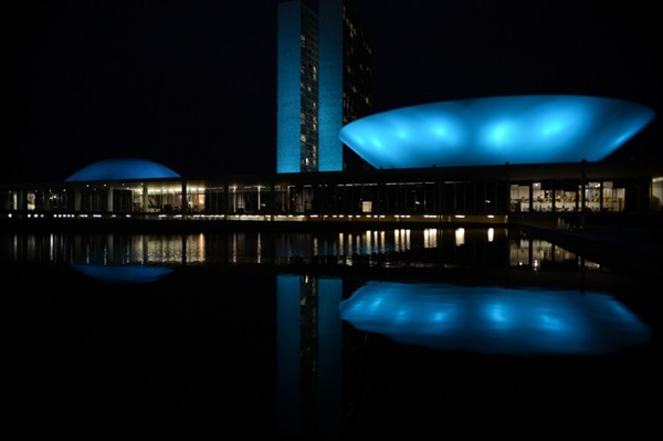 Um dos símbolos da campanha Novembro Azul é a iluminação de pontos turísticos das grandes cidades com a cor azul (Fabio Rodrigues Pozzebom / Agência Brasil)