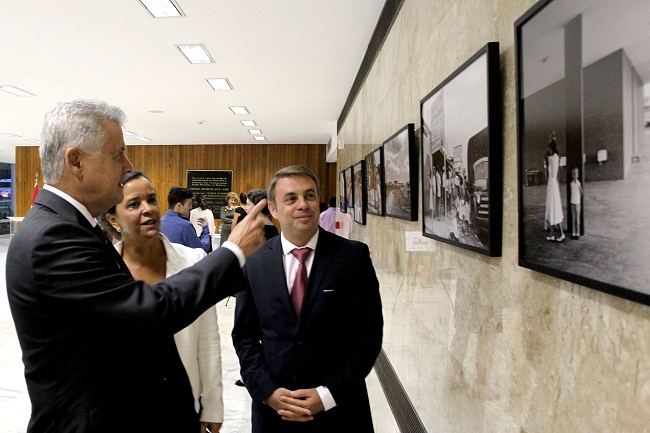 O governador Rodrigo Rollemberg acompanhado da esposa Márcia; e o embaixador da Hungria, Norbert Konkoly (Toninho Tavares/Agência Brasília)