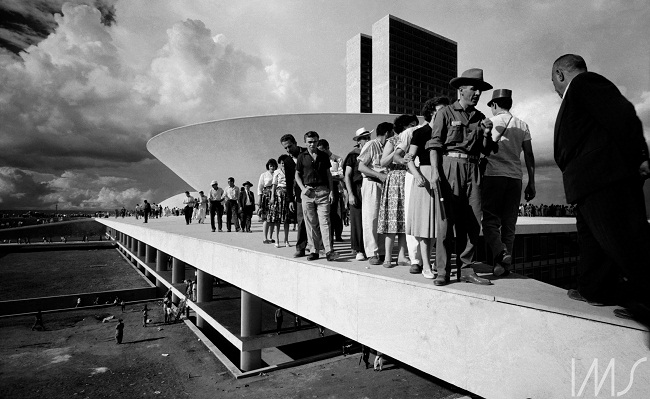 Populares sobre cobertura do palácio do Congresso Nacional no dia da inauguração de Brasília, de Thomas Farkas (Thomas Farkas/IMS/www.ims.com.br/Reprodução)