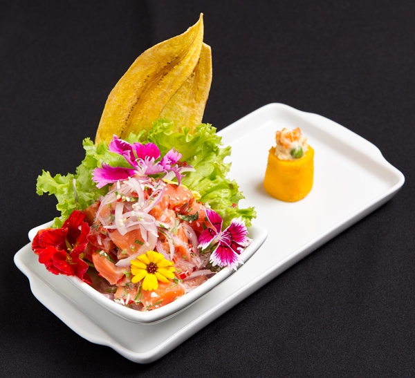Ceviche salmão primavera é uma das saborosas releituras do símbolo culinário peruano (Telmo Ximenes/Divulgação)
