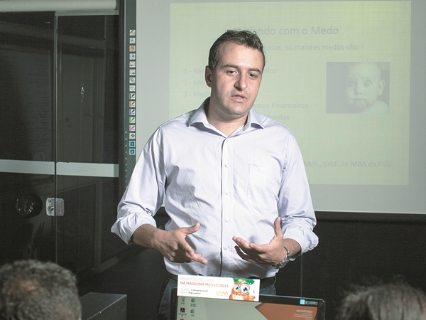 Marcelo Guimarães, executivo de vendas, fez curso de oratória subsidiado pela empresa: 'Precisava melhorar a forma de falar e fazer apresentações'  (Denis Medeiros/Reprodução)