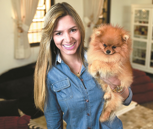 A veterinária Luanna Borges com Spitz Joaquim, de menos de 2 anos: ela pagou 5 mil reais pelo cão pequenininho que tanto queria (Raimundo Sampaio/Esp. Encontro/DA Press)