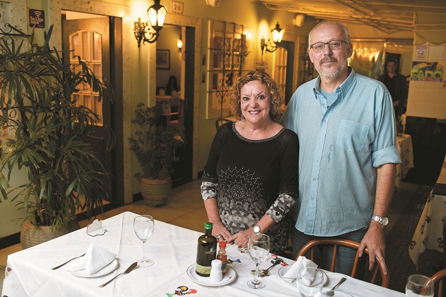 O casal Olga Soares e Maurício Cerqueira no salão do restaurante: 21 anos de história na gastronomia de Brasília (Raimundo Sampaio/Esp. Encontro/DA Press)