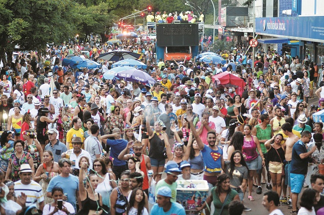 Bloco Pacotão no ano passado: multidão veste fantasias e acessórios bem-humorados (Breno Fortes/CB/D.A Press)