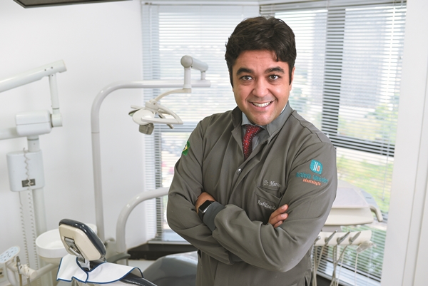 O dentista Marcos Laboissière Jr. afirma que houve aumento na procura do tratamento também por pessoas que sofrem com hipersensibilidade dentinária: antes de iniciar o procedimento clareador a avaliação clínica 
é indispensável (Raimundo Sampaio/Esp.Encontro/DA Press)