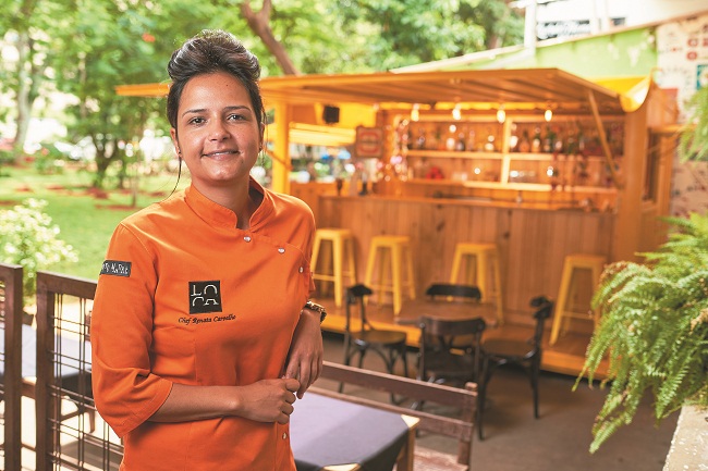 A chef Renata Carvalho no seu Bar dos Fundos, instalado no Ancho - Bistrô de Fogo: 'Além de ser sustentável e uma alternativa mais barata, é incrível visualmente' (Raimundo Sampaio/Esp. Encontro/DA Press)