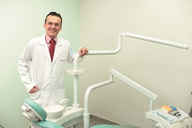 Para o especialista em implantodontia Marcos Cunha, o ajuste dos dentes muda a vida da pessoa: 'Ele aumenta a autoestima e devolve a alegria de sorrir' (Raimundo Sampaio/Esp. Encontro/DA Press)