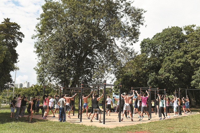 Manhã de sábado no Parque Águas Claras: um dos lugares mais procurados pelos brasilienses para praticar o exercício físico  (Raimundo Sampaio/Esp. Encontro/DA Press)