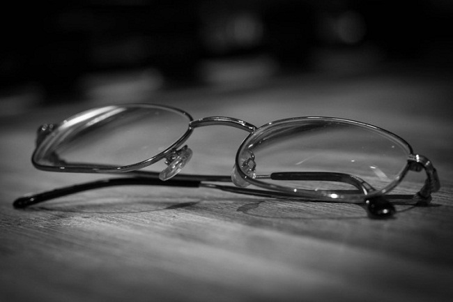 Como mostra o oftalmologista, o uso de culos funciona para corrigir a dificuldade de enxergar, mas no interrompe a evoluo do grau da miopia  (Pixabay)