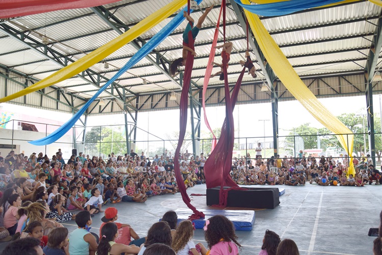 Apresentao de acrobacias areas em tecido encantou o pblico de Sobradinho (Fotos: Camila de Magalhes/FAC/D.A Press)