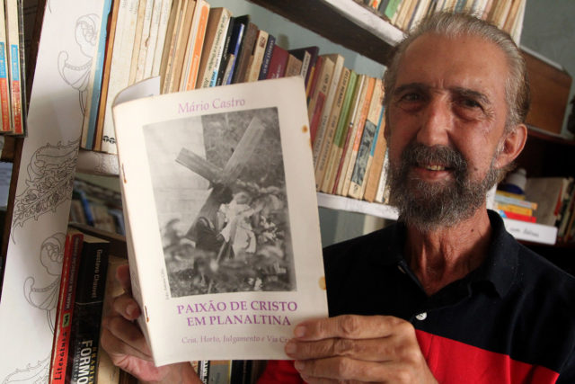 O historiador Mrio Castro, de 67 anos,  um dos pioneiros da via-sacra de Planaltina. Trabalhou na criao do texto e na montagem do espetculo (Toninho Tavares/Agncia Braslia)