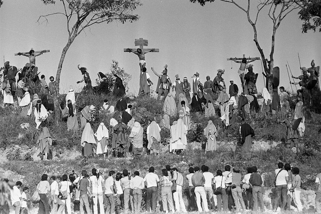 Cenas da via-sacra no Morro da Capelinha no ano de 1987 em fotografias cedidas pelo Arquivo Público do Distrito Federal  (Wilson Otaviano/Arquivo Público do Distrito Federal)