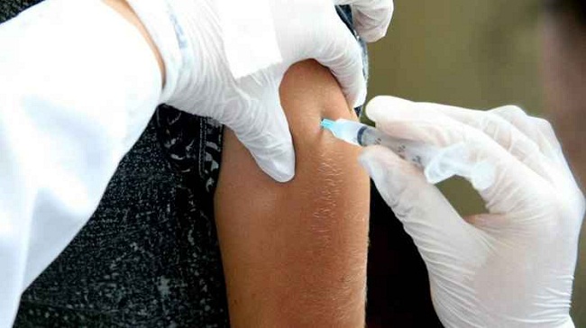 Como esclarece o especialista, a vacina da gripe no provoca a doena, por ser feita com uma forma enfraquecida do vrus Influenza  (Juliane Guez/ PMPA/Divulgao)
