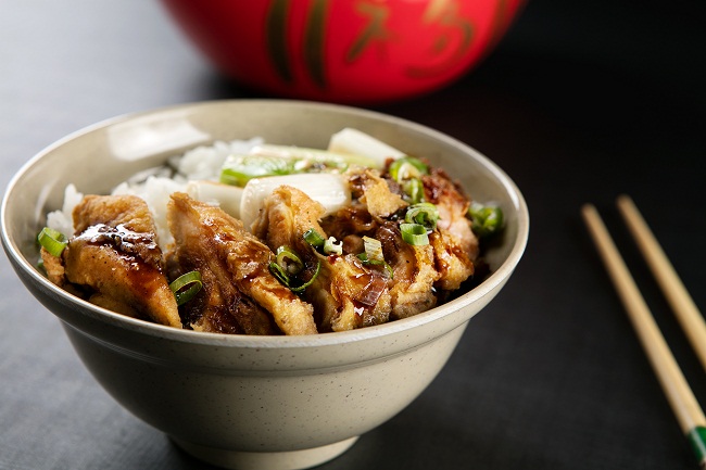 Chicken Teryaki Don:  frango à moda japonesa (ao gengibre e empanado no amido de milho), cebolões e finalização de calda de molho teryaki 
Preço:  R$ 19,90 (pequeno) e R$ 25,90 (médio)  (Divulgação)