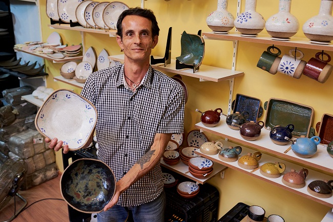 O ceramista Davi Ferraz em seu ateliê: ele faz pratos, canecas e porta-molhos para vários restaurantes de Brasília. 'Trabalho junto ao chef e com o cardápio dele', diz (Raimundo Sampaio/Esp. Encontro/DA Press )