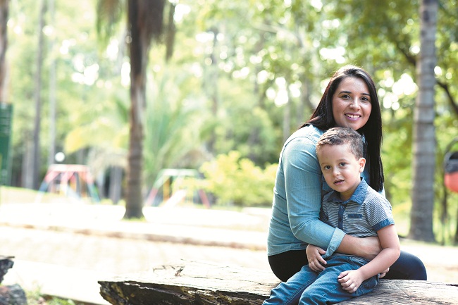 Lílian Oliveira, grávida do terceiro filho, e Pedro Lucas, de 3 anos, estão com as vacinas em dia: 'Acredito que as campanhas cumprem o seu papel', diz ela  (Raimundo Sampaio/Esp. Encontro/DA  Press)