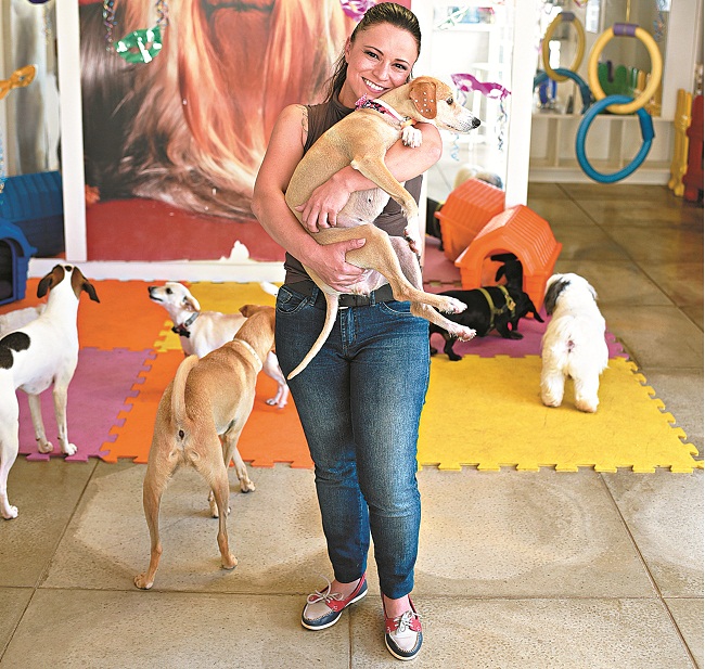 Ana Carla Mourão 
deixa sua cachorrinha Amélie para o banho na pet shop: 'A Amélie não vê mais o banho como uma coisa ruim', diz (Raimundo Sampaio/Esp. Encontro/DA Press)