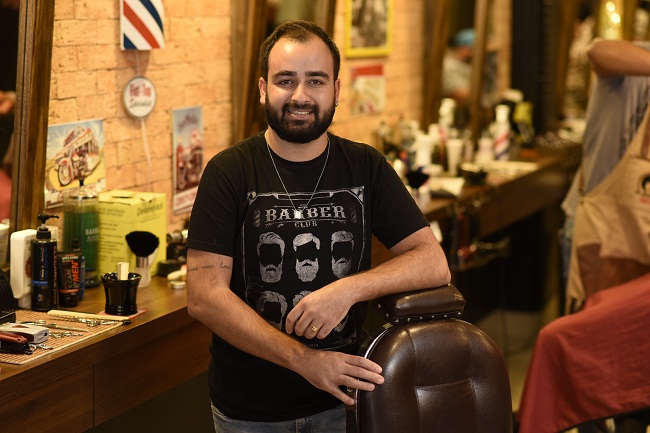 O barbeiro João Flávio, da Fio Maravilha, aconselha usar produtos de beleza de acordo com o pH do rosto: nem todos os produtos para os cabelos são bons para a barba  (Raimundo Sampaio/Esp. Encontro/DA Press )