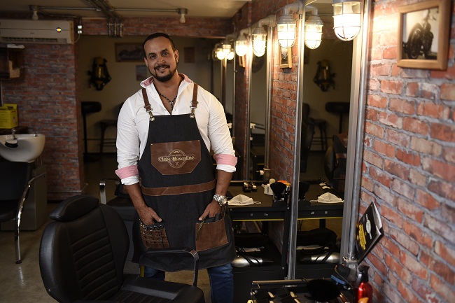 Para o barbeiro Bruno Dantas, proprietário da barbearia Clube Masculino, a higiene do rosto é essencial para uma barba bonita: 'Cuidar dela não tem muito mistério' (Raimundo Sampaio/Esp. Encontro/DA Press)