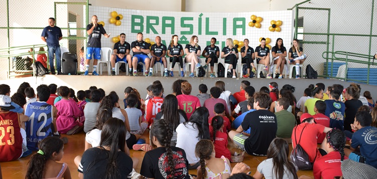 Presidente do Braslia Vlei apresentou a equipe e passou mensagem motivacional s crianas e jovens do Setor O (Foto: Camila de Magalhes/FAC/D.A Press)