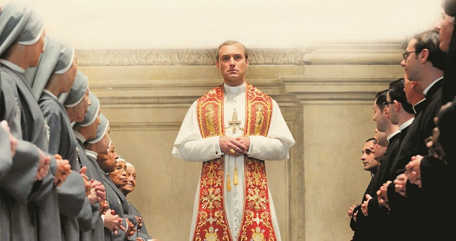 Jude Law no papel-título da série de TV The Young Pope: ele desempenha muito bem o papel 
de Lenny Belardo, 
eleito o Papa Pio XIII (Divulgação )