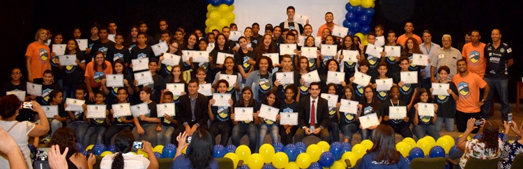 Cerimnia de certificao reuniu alunos de Ceilndia, Riacho Fundo, Samambaia, So Sebastio e Sobradinho (Foto: Camila de Magalhes/FAC/D.A Press)