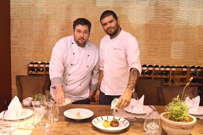 Os chefs Leônidas Neto e Alexandre Aroucha comandam há três anos a cozinha do restaurante Cru: formato de degustação muda toda semana (Raimundo Sampaio/Esp. Encontro/DA Press)