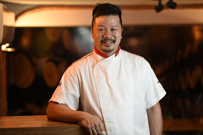  William Chen, chef-proprietrio da casa: ele cria o cardpio do dia a partir do que encontra de mais fresco no mercado (Raimundo Sampaio/Esp. Encontro/DA Press)