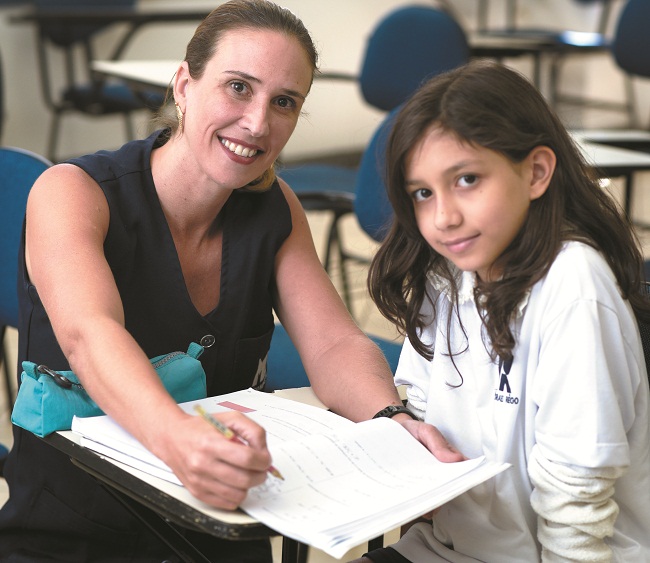 A estudante Ana Lúcia Curi faz aulas de matemática com a professora Nara Macedo: apoio pedagógico no colégio onde a menina estuda (Raimundo Sampaio/Esp. Encontro/DA Press)