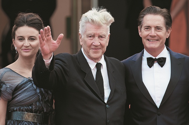 David Lynch entre a mulher, Emily Stofle, e o ator Kyle MacLachlan, 
no Festival de Cannes: diretor e ator voltam com tudo na série de TV ( Oleg Nikishin/Epsilon/Getty Images)