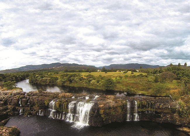 Cachoeira Grande, na Serra 
do Cipó: queda tem 10 metros de altura e paredão de 
pedras, 60 metros de largura (Ecoguias/Divulgação)