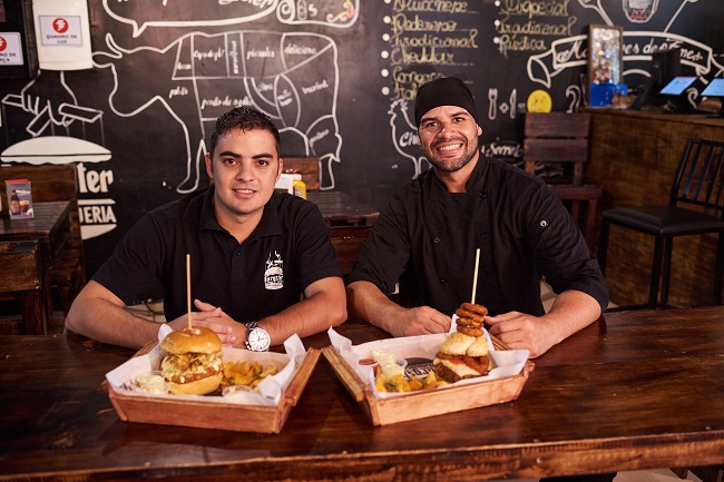 Lucas Andrade (dir.) é o novo chef do Burgerster, do empresário Rafael Bessa (Raimundo Sampaio/Esp. Encontro/DA Press)