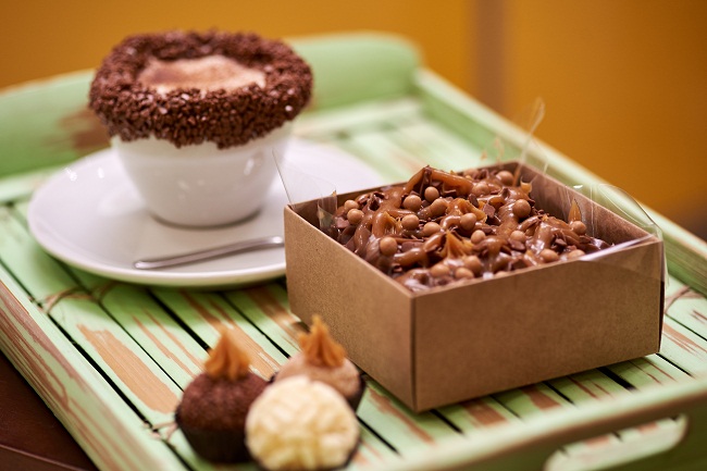 Brigadeiros gourmet, bolo na caixinha e café com borda de brigadeiro são destaques do menu adocicado (Raimundo Sampaio/Esp. Encontro/DA Press)