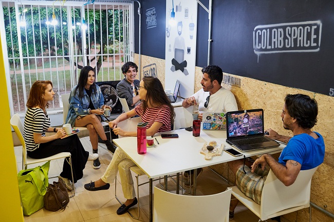 Grupo trabalha em espaço de coworking, modelo que tem crescido em Brasília: bom para todo mundo (Raimundo Sampaio/Esp. Encontro/DA Press)