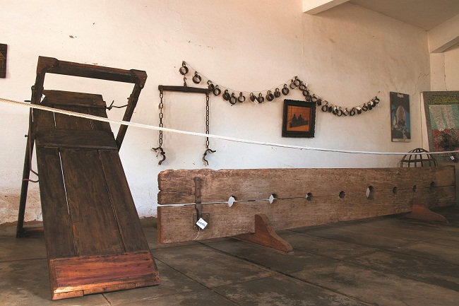 Instrumentos de castigo: mesa de tortura, à esquerda, e tronco coletivo, usados 
para punir os escravos  (Roberto Rocha)