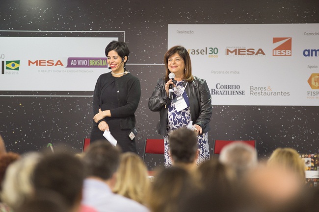 A chef Ana Luiza Trajano ao lado da mãe, a empresária Luiza Trajano, durante palestra na edição anterior do Congresso da Abrasel  (Divulgação)