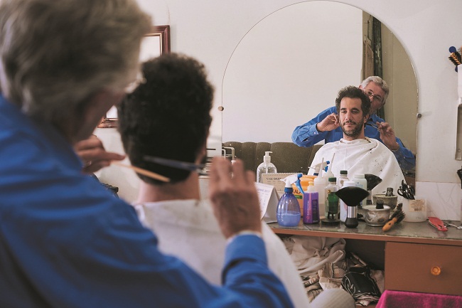 O cantor em uma barbearia tradicional de Brasília, preparando-se para o novo show: pronto para se transformar em vários personagens da música brasileira (Raimundo Sampaio/Esp. Encontro/DA Press)