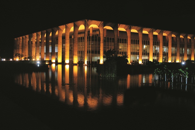 O Palácio Itamaraty à noite: ainda mais bonito com sua iluminação especial, ele se destaca no cenário arquitetônico da capital (Luis Nova/Esp. CB/DA Press)