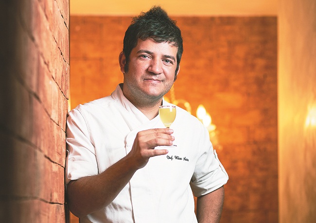 O jovem chef, com o 
licor que d nome ao 
restaurante: 'Na verdade, 
sou um confeiteiro que se tornou cozinheiro', diz Willian Mateus  (Raimundo Sampaio/Esp. Encontro/DA Press)