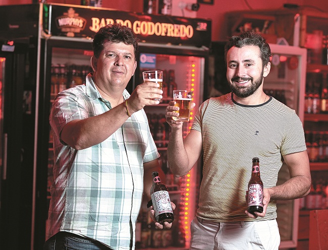 Os sócios Aylton Tristão 
e Vando Albuquerque: 
eles apostaram em rótulos 
próprios, além de cervejas 
premiadas, para compor 
a carta do bar (Raimundo Sampaio/Esp. Encontro/DA Press)