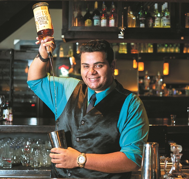 O barman Léo Garcia está 
de volta à casa depois de cinco 
anos fora: ele é o responsável
 pelas novas combinações 
de bebidas (Raimundo Sampaio/Esp. Encontro/DA Press)