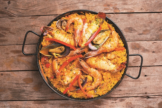 Paella marinera, um dos hits da casa: arroz, camarões 
médios e grandes, lulas, mexilhões e lagosta (Raimundo Sampaio/Esp. Encontro/DA Press)
