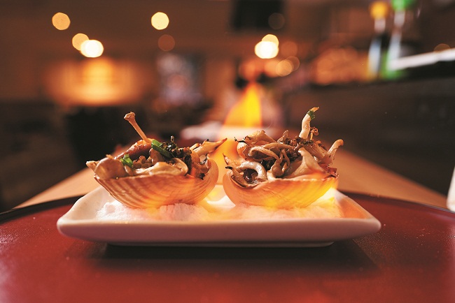 Hotategai, um dos destaques do menu: 
vieiras na manteiga com shimeji (Raimundo Sampaio/Esp. Encontro/DA Press)