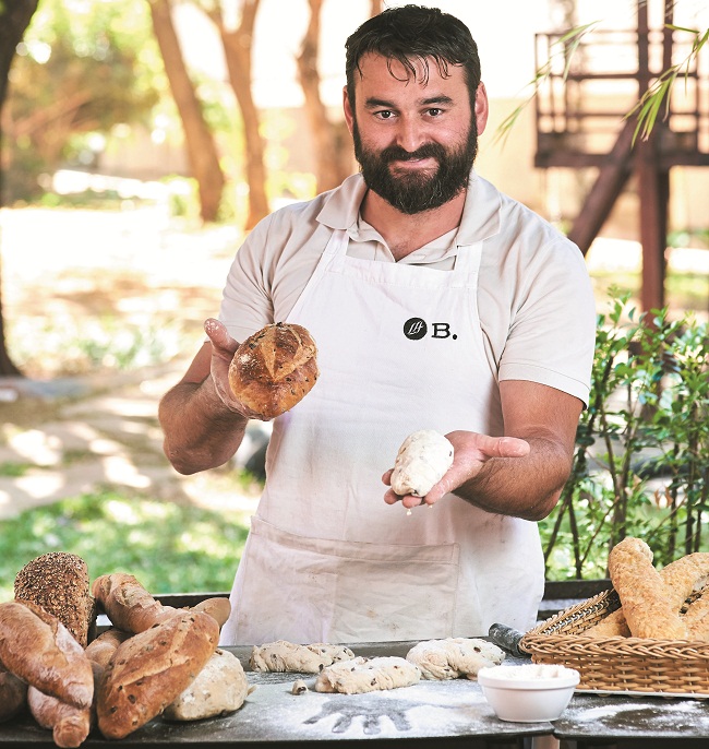 Gillaume Petitgas 
prepara os pães: chef põe 
a mão na massa e cria
diversas obras de arte (Raimundo Sampaio/Esp. Encontro/DA Press)