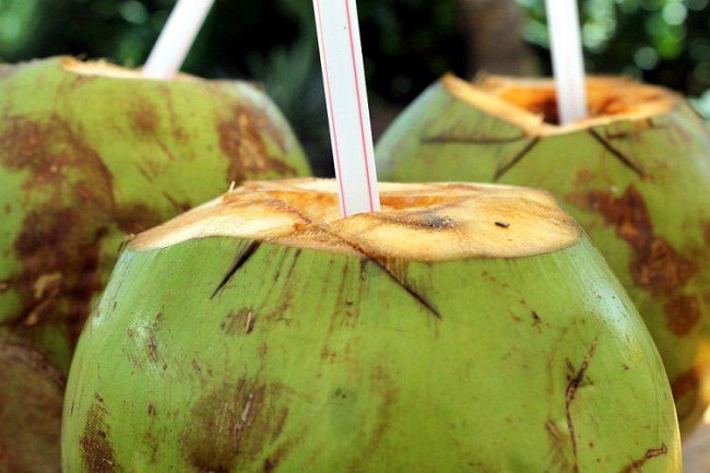 Nem todos sabem, mas os benefcios do coco verde vo alm da gua gelada que mata a sede no calor do Vero (Pixabay )