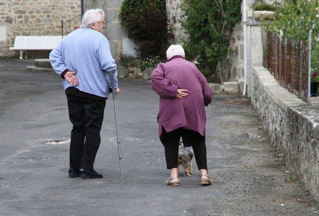 A sarcopenia afeta os idosos e provoca a perda da massa e do tnus muscular. Por isso as pessoas mais velhas acabam sofrendo mais quedas (Pixabay)