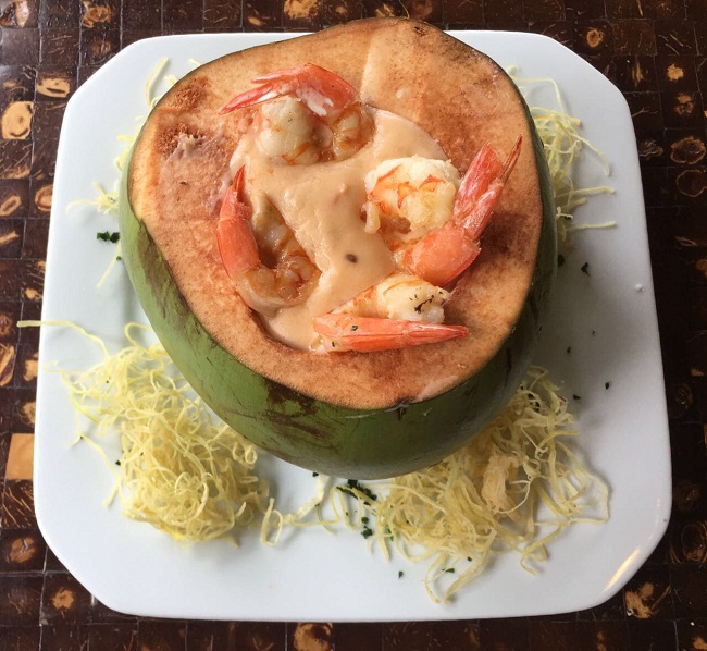 Servido dentro de um coco verde, o camarão mergulhado no catupiry, do Manzuá, promete ser uma das sensações da casa neste verão  (Divulgação)
